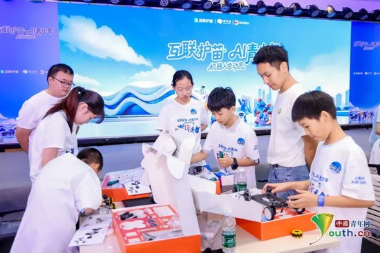 各小组协同拼装机器人