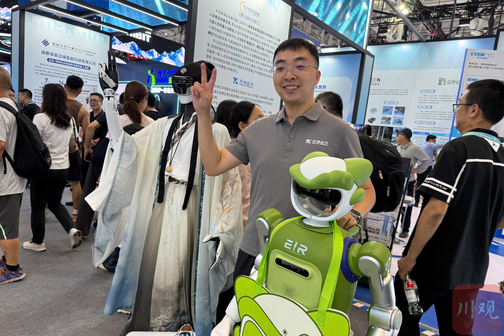 新一代成都造情感陪护机器人亮相世界机器人大会。