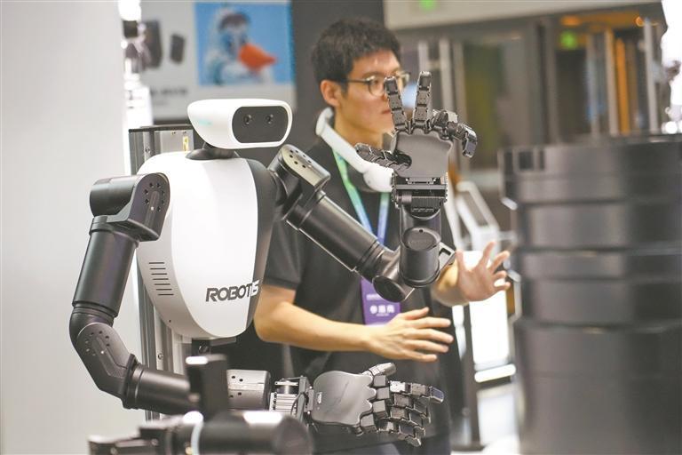 在2026世界机器人大会上，一款机器人在演示人机协同（8月19日摄）。