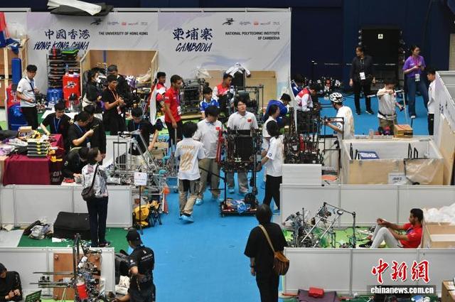 图为各支参赛队伍在后台调试机器人。中新网记者 李志华 摄