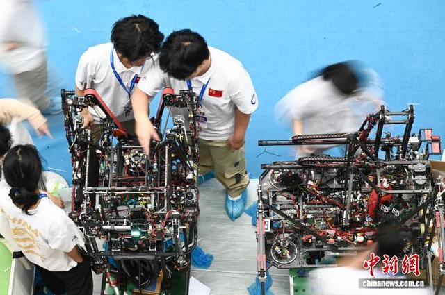 图为中国电子科技大学的参赛队员调试机器人。中新网记者 李志华 摄