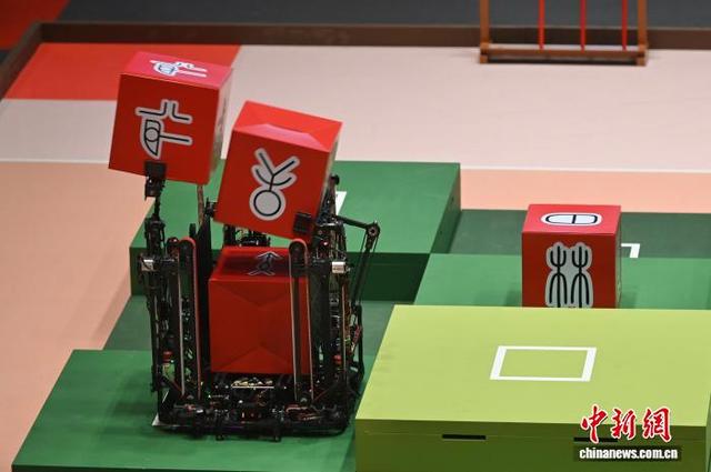 图为中国电子科技大学参赛队的机器人在比赛中。中新网记者 李志华 摄