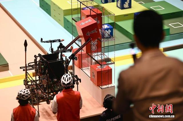 图为中国电子科技大学的参赛队伍在比赛中得分。中新网记者 李志华 摄