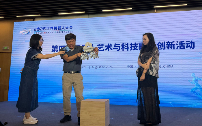 北京交通大学机器人研究中心主任姚燕安（中）和艺术家栗子（右）介绍“铁马女神”的模型。 新京报记者刘洋 摄