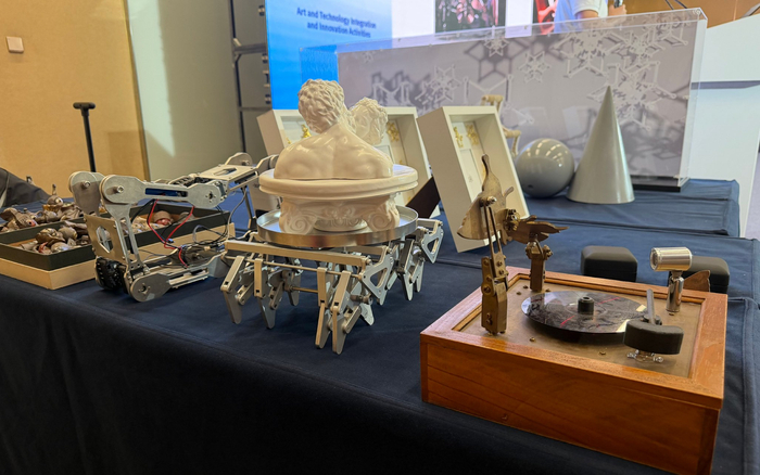 现场展示师生创作的艺术作品。 新京报记者刘洋 摄
