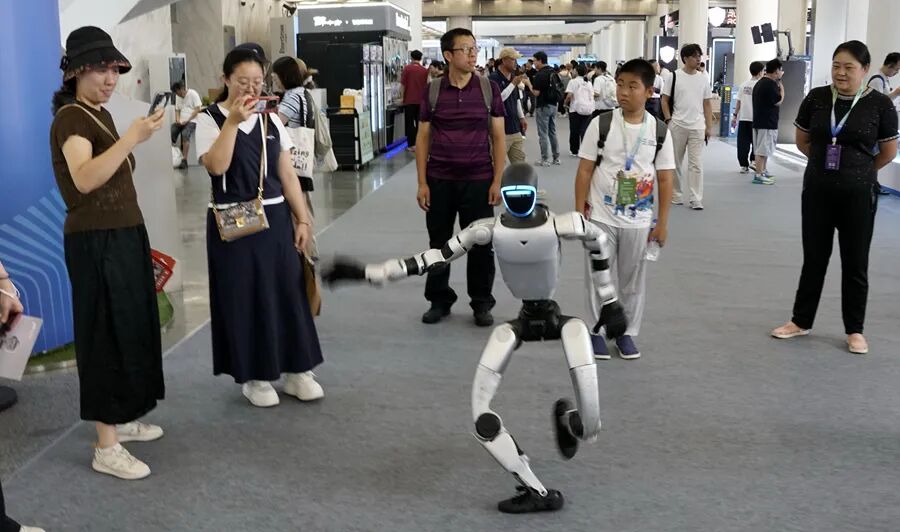 2026年8月19日，一台机器人为观众表演舞蹈。新华社记者 李欣 摄