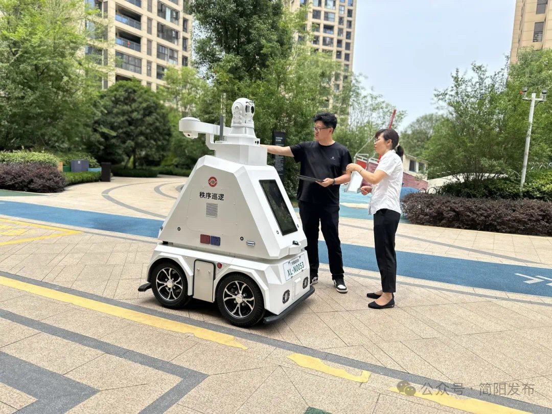 投入试运行的安防巡逻机器人。